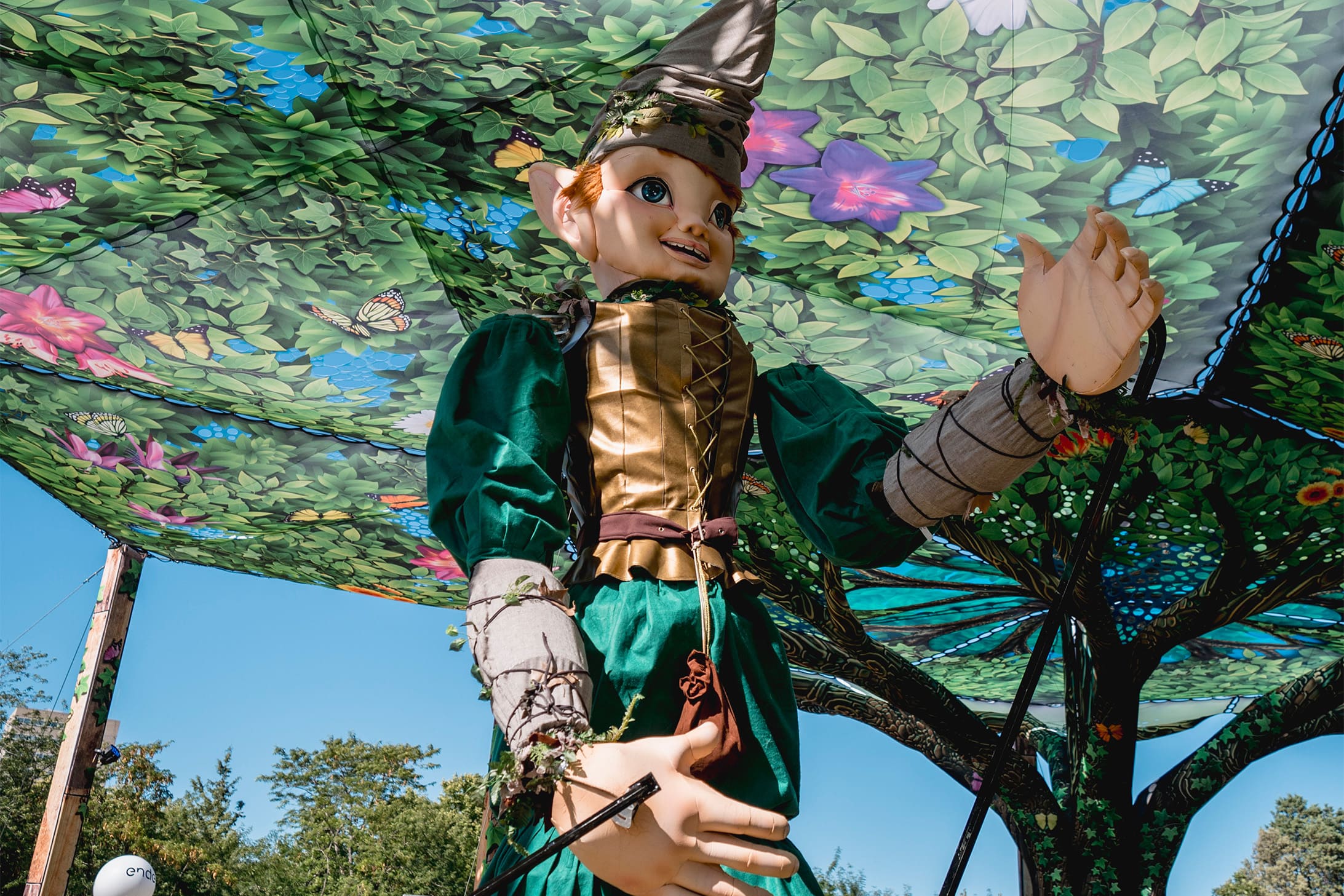 Figura gigante temática del universo mágico del festival Jardín de las Delicias en Madrid