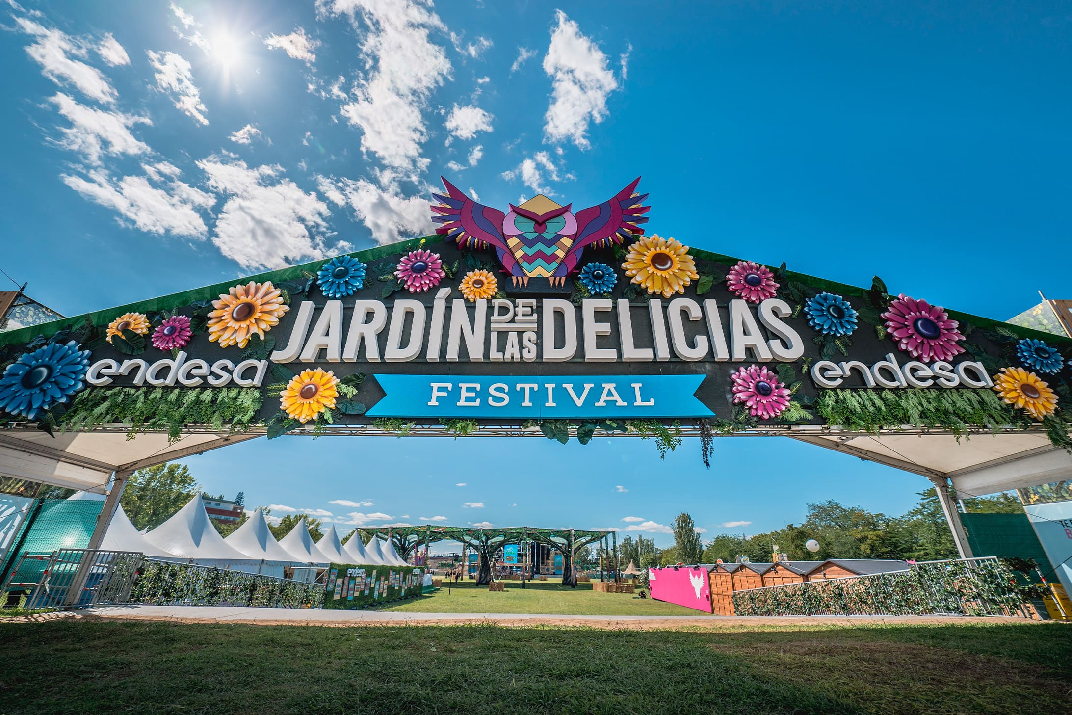 Entrada principal del festival Jardín de las Delicias en Madrid con arco decorado y recinto al aire libre