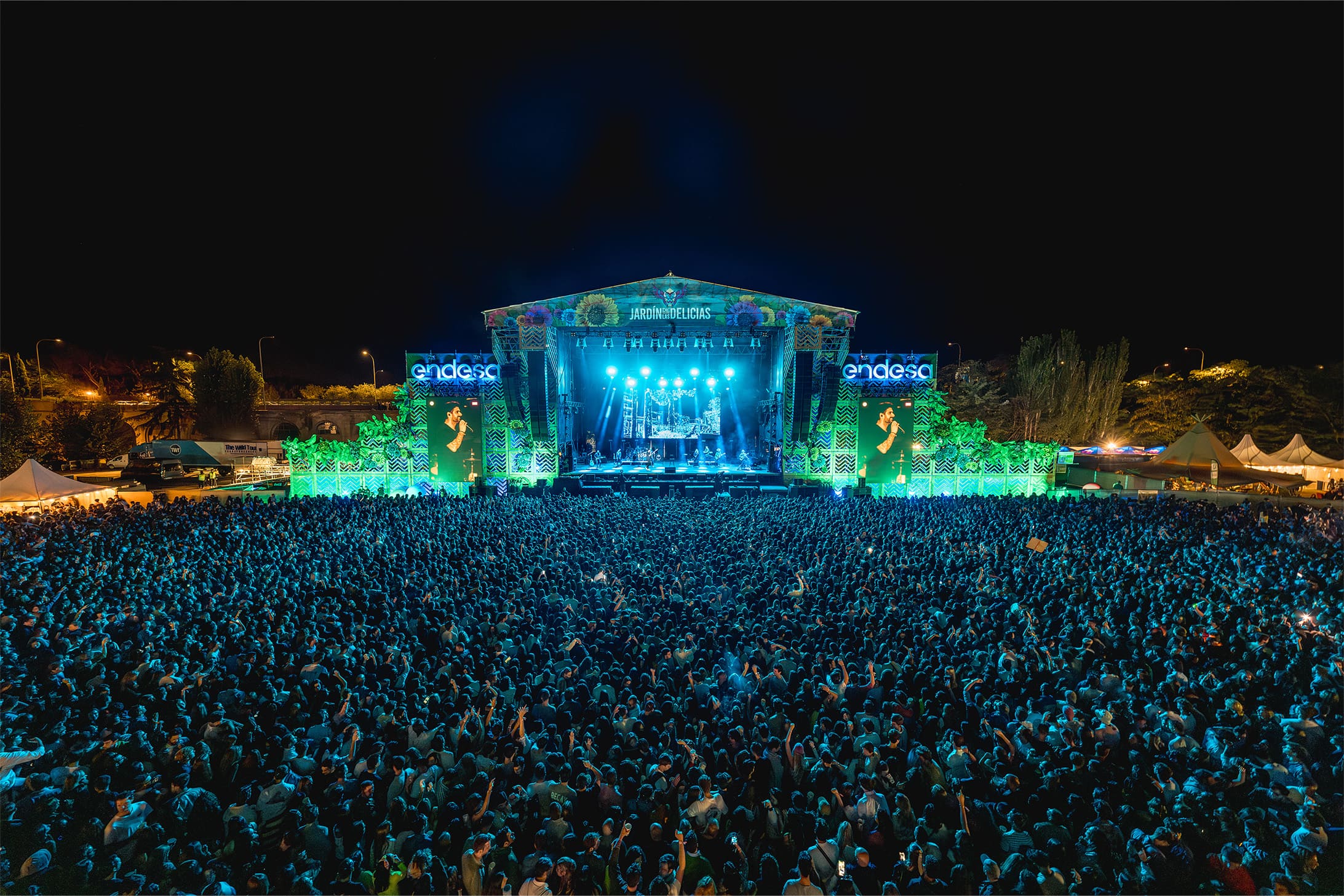 Escenario principal con multitud durante concierto nocturno en el festival Jardín de las Delicias en Madrid