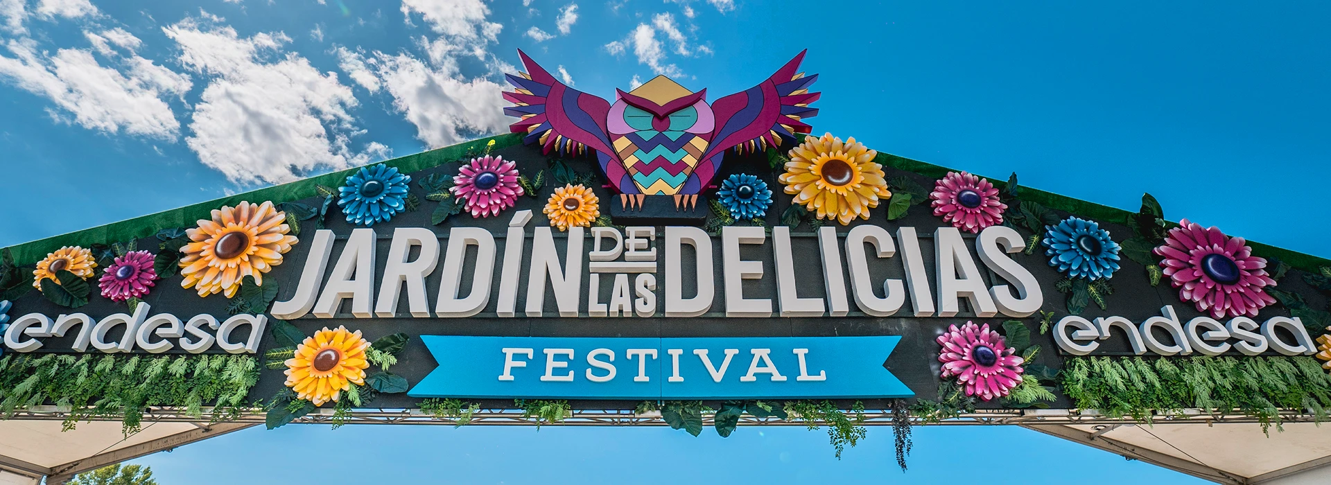 Acceso principal del festival Jardín de las Delicias con decoración floral